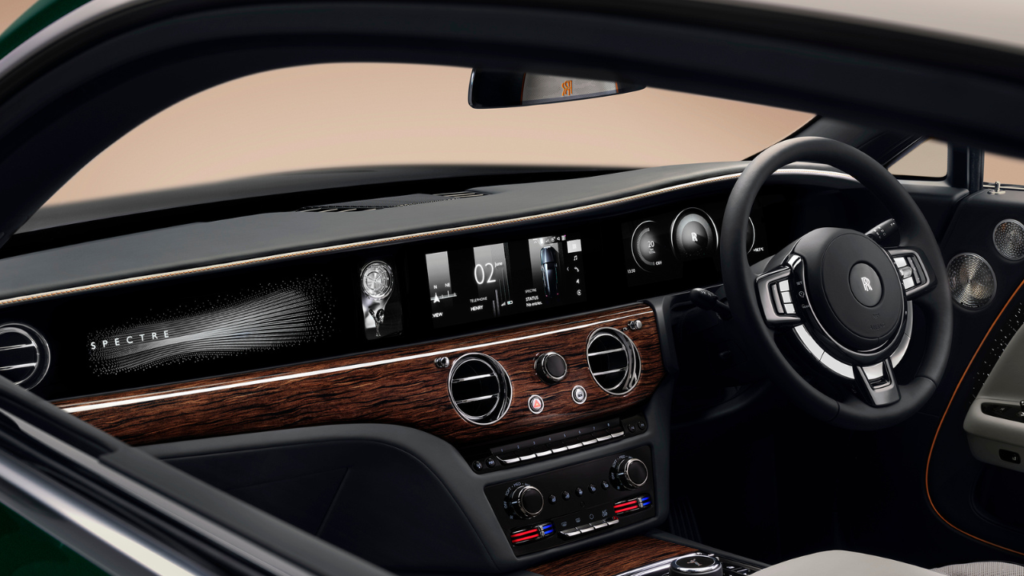 Instrumentpanelen sträcker sig numera över hela bilens bredd och rymmer en helt ny analog klocka inspirerad av precisionsinstrument inom flyget. Foto: Rolls-Royce
