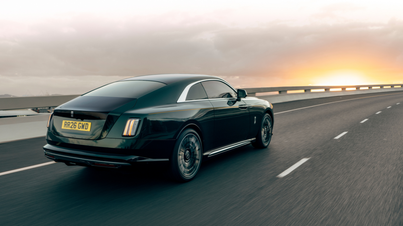 Bild 1: Nya Rolls-Royce Spectre Series II behåller sin hyllade, strömlinjeformade fastback-profil men bjuder på tunga tekniska uppdateringar under det eleganta skalet. Foto: Rolls-Royce