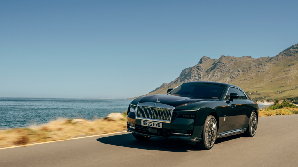 Med körläget Spirited Mode aktiverat skickar drivlinan i standardutförandet ut ett maximalt vridmoment på hela 1 100 Nm direkt ner i asfalten. Foto: Rolls-Royce 