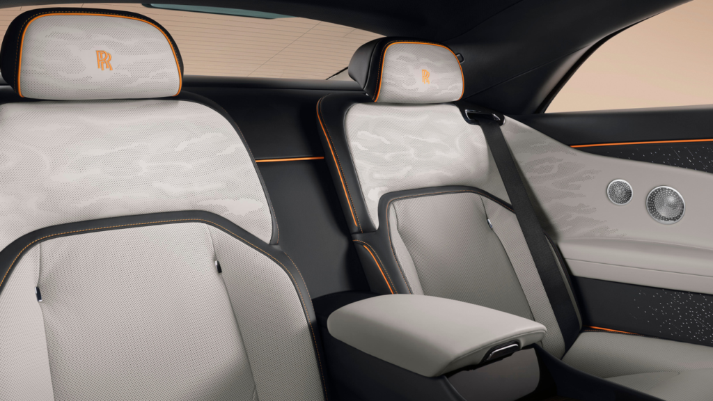 Extremt hantverk: Den nya interiörtextilen Duality Twill är gjord av bambufiber och kräver svindlande 2,6 miljoner stygn och 16 kilometer tråd att färdigställa. Foto: Rolls-Royce