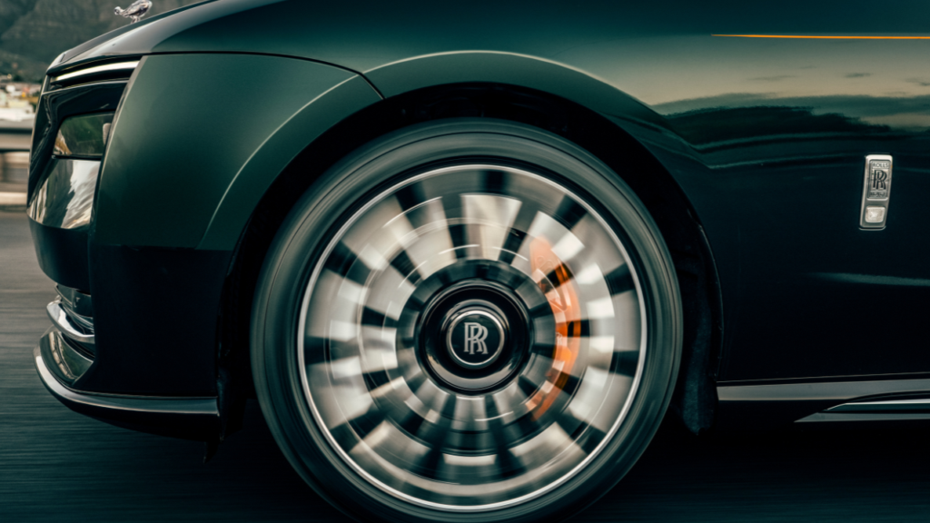 De nya 23-tums smidda lättmetallfälgarna handpoleras i upp till sex timmar per fälg för att få sin diamantlika finish. Foto: Rolls-Royce
