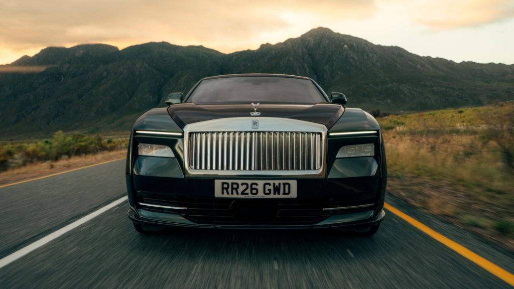 Under huven gömmer sig en re-engineerinfierad batteriteknik som förlänger räckvidden med upp till 18 procent – nu tar du dig upp till 628 km på en laddning. Foto: Rolls-Royce
