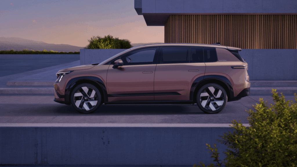 Nya Škoda Peaq mäter 4,87 meter i längd och erbjuder plats för upp till sju vuxna, vilket gör den till en direkt utmanare i klassen för stora familjesuvar. Foto: Skoda