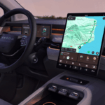 Förarmiljön domineras av en ny, vertikal infotainmentskärm på 13,6 tum som körs på en Android-plattform, vilket ger en modern digital upplevelse. Foto: Skoda
