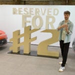 John Sempill poserar framför en smart #2-skylt.