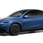 Tesla Model Y snett från sidan i nya färgaren Coastal Blue.