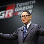 Toyotas styrelseordförande Akio Toyoda trivs bäst bakom ratten och kämpar för att hålla liv i förbränningsmotorn. Bilen är min leksak, menar han. Foto: Toyota