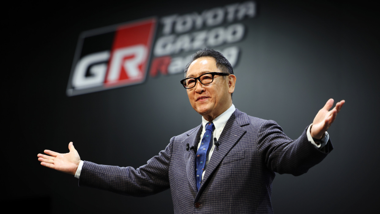 Toyotas styrelseordförande Akio Toyoda trivs bäst bakom ratten och kämpar för att hålla liv i förbränningsmotorn. ”Bilen är min leksak”, menar han. Foto: Toyota