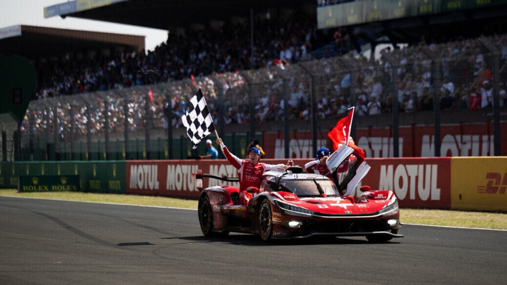 Toyota Hypercar korsar mållinjen på Le Mans