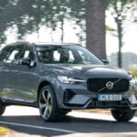 Grå Volvo XC60 snett framifrån på skodsväg.
