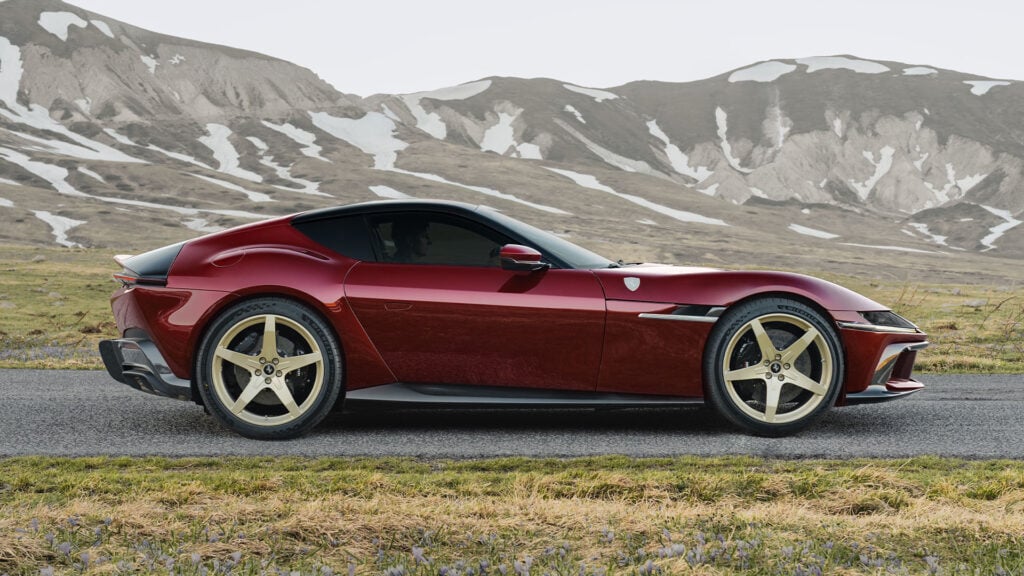 Ferrari 12Cilindri Manuale i profil med bergskedja i bakgrunden.