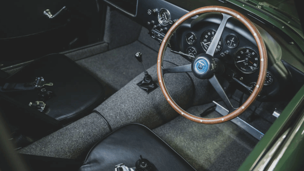 Den tidstypiska förarmiljön bjuder på klassiska mätare, en stor träratt och en racingbetonad men samtidigt lyxig atmosfär, minutiöst återställd till nyskick. Foto: RM Sotheby’s