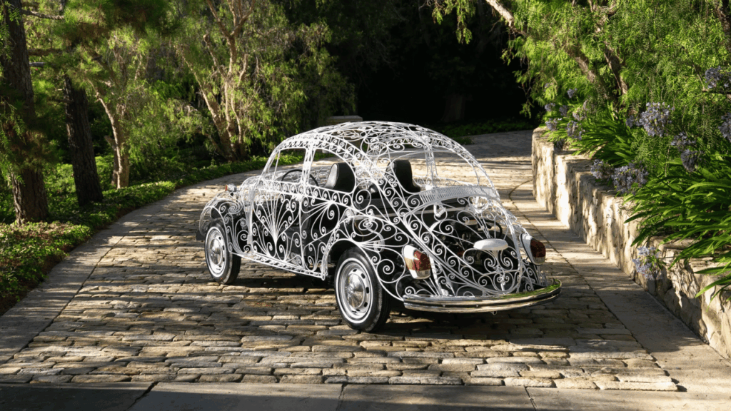 Den unika smidesjärnskarossen är byggd ovanpå ett fullt fungerande originalchassi från en Volkswagen Typ 1 av 1970 års modell. Foto: RM Sotheby’s