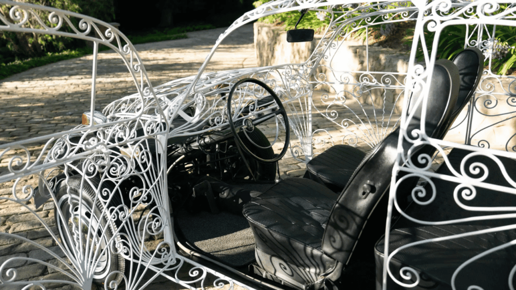 De så kallade ”påfågelsdörrarna” är ett karaktäristiskt hantverk som bara återfinns på ett fåtal av de 23 kända bilarna från Esparza-Prieto. Foto: RM Sotheby’s