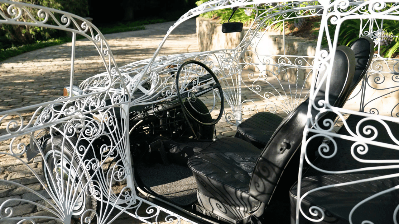 De så kallade ”påfågelsdörrarna” är ett karaktäristiskt hantverk som bara återfinns på ett fåtal av de 23 kända bilarna från Esparza-Prieto. Foto: RM Sotheby’s