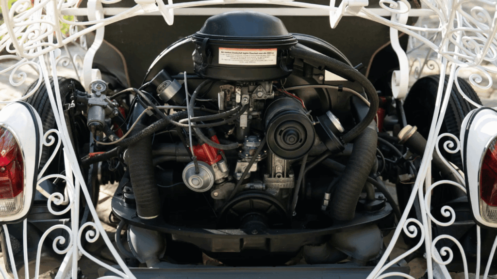 Bakom det snirkliga smidesjärnet gömmer sig Volkswagens klassiska, luftkylda boxermotor. Foto: RM Sotheby’s