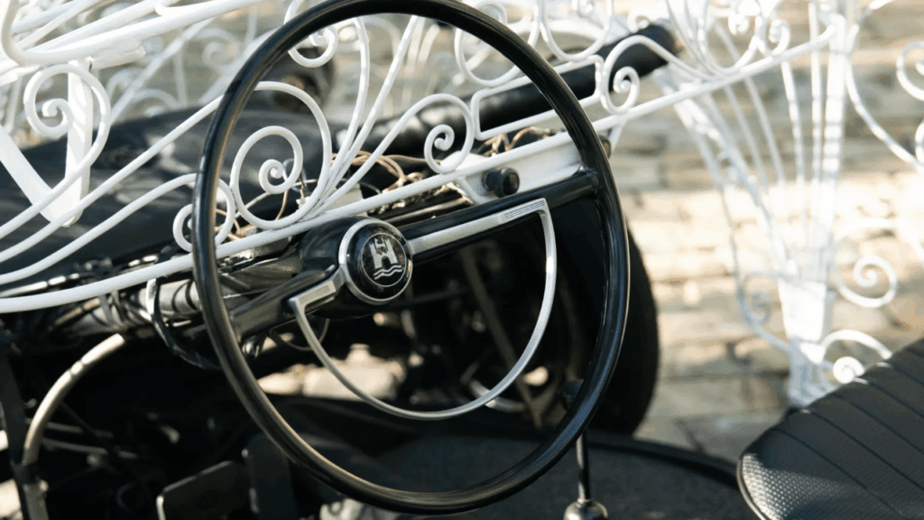 Trots det minst sagt öppna karosseriet är fordonet fullt körbart och mekaniskt identiskt med en vanlig luftkyld Bubbla. Foto: RM Sotheby’s