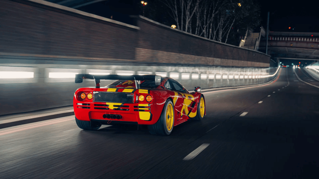 Den unika färgsättningen i rött och gult inspirerades av 90-talets popkonst och är den enda fabrikslackeringen i sitt slag på en F1 GTR. Foto: RM Sotheby’s