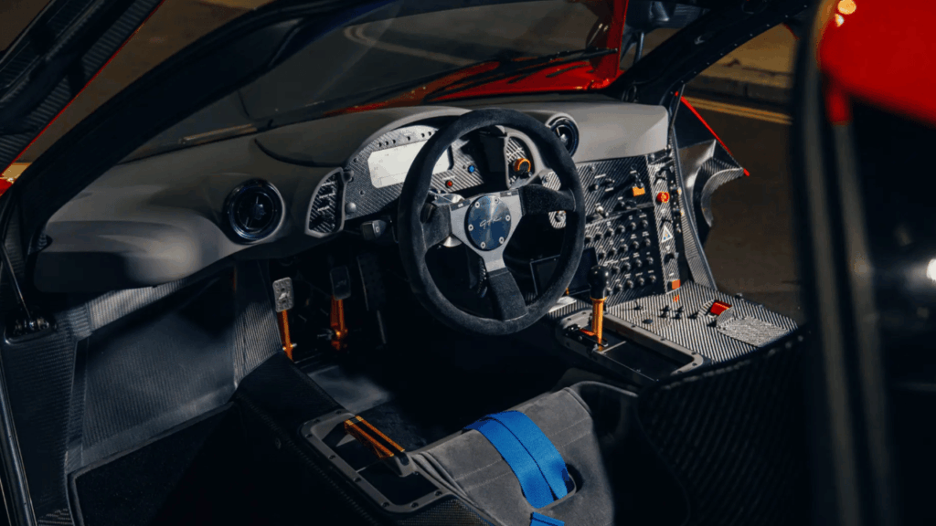 Förarmiljön präglas av den ikoniska, centrala förarpositionen. Bilen konverterades av McLaren för gatbruk och fick då bland annat passagerarsäten installerade. Foto: RM Sotheby’s