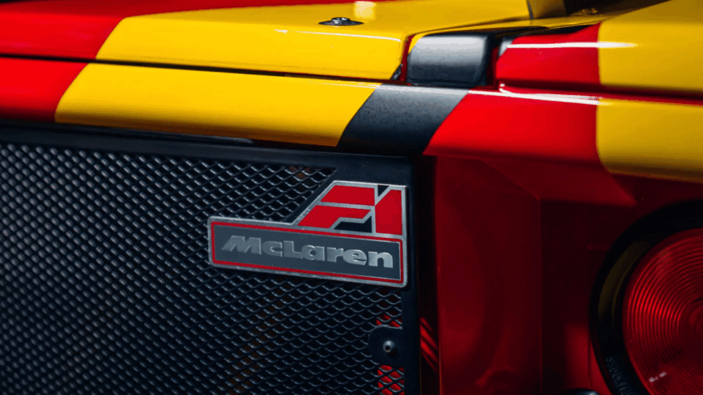 Under kolfiberhuven döljer sig en 6,0-liters V12 från BMW. Efter att tävlingsreglementets luftbegränsare togs bort vid gatkonverteringen utvecklar den över 600 hästkrafter. Foto: RM Sotheby’s
