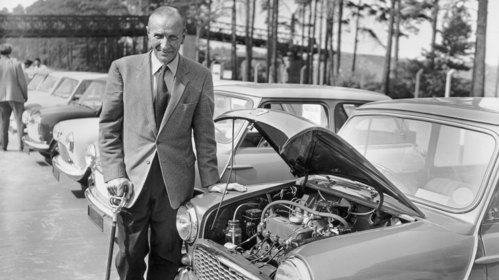 Alec Issigonis med en Austin Seven vid Minins pressvisning. Foto: BMW Group
