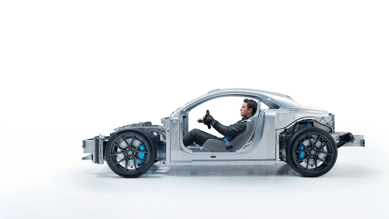 Alpine A110 FUTURE gör sin dynamiska debut på legendariska Goodwood. Prototypen visar vägen mot en elektrisk sportbilsframtid med prestandan i fokus. Foto: Alpine