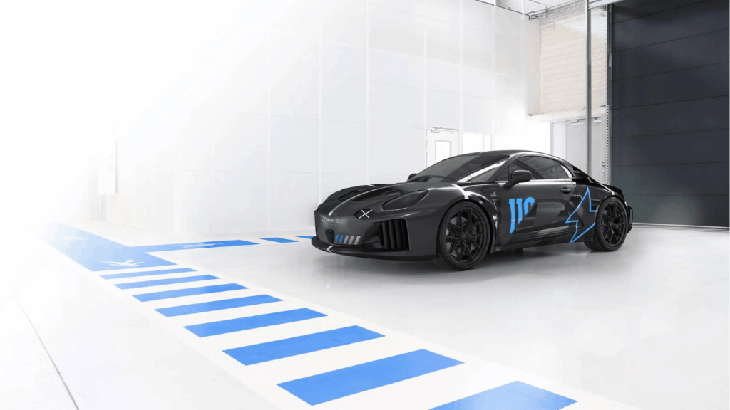 Alpine firar sitt arv på Goodwood genom att visa upp både klassiska ikoner och sina senaste tillskott. Här syns bland annat den elektriska hot hatchen A290 och den nyss avtäckta konceptbilen A110 FUTURE. Foto: Alpine