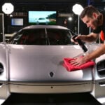 Larry Kosilla på Ammo NYC polerar en Koenigsegg.