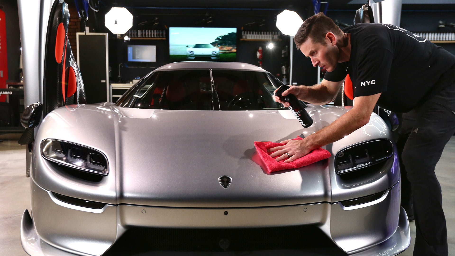 Larry Kosilla på Ammo NYC polerar en Koenigsegg.