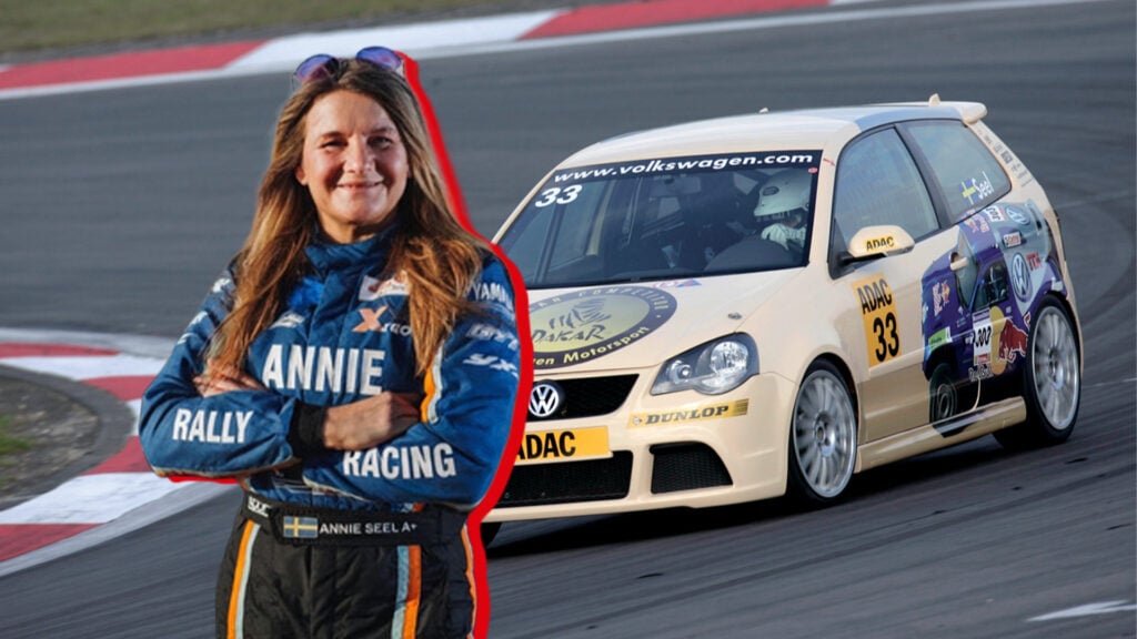 Annie Seel i sin racingoverall inklippt framför en banpreppad VW Polo.
