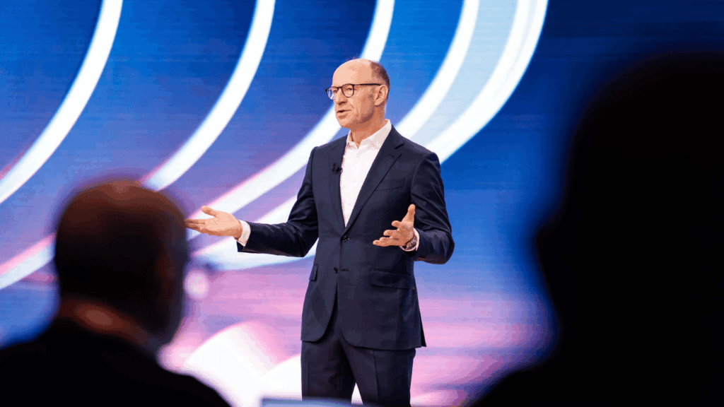Arno Antlitz, finans- och operativ chef för Volkswagen-koncernen, slår fast att de tidigare kostnadsbesparingarna inte räcker till i dagens tuffa ekonomiska miljö. Nu krävs en mer grundläggande anpassning av affärsmodellen för att rädda lönsamheten. Foto: Volkswagen