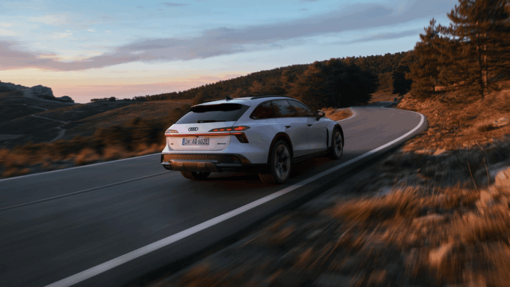 Aktuella Audi A6 Allroad i laddhybridutförande (e-hybrid quattro) visar märkets starka tradition av fyrhjulsdrivna kombibilar – ett framgångsrecept som Audi nu lovar att ta med sig fullt ut i den kommande, helt elektriska A4-familjen. Foto: Audi