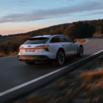 Aktuella Audi A6 Allroad i laddhybridutförande (e-hybrid quattro) visar märkets starka tradition av fyrhjulsdrivna kombibilar – ett framgångsrecept som Audi nu lovar att ta med sig fullt ut i den kommande, helt elektriska A4-familjen. Foto: Audi