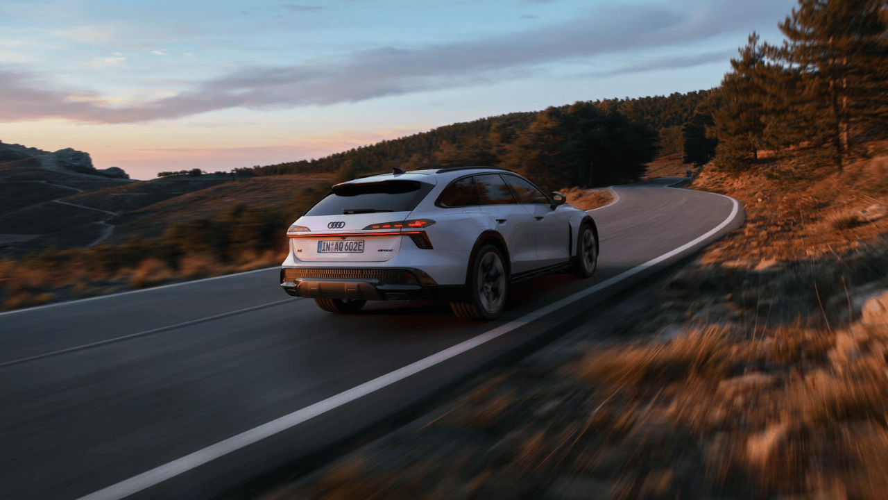 Aktuella Audi A6 Allroad i laddhybridutförande (e-hybrid quattro) visar märkets starka tradition av fyrhjulsdrivna kombibilar – ett framgångsrecept som Audi nu lovar att ta med sig fullt ut i den kommande, helt elektriska A4-familjen. Foto: Audi