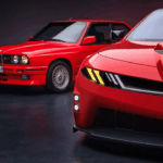En röd BMW M Concept Neue Klasse, designstudien som visar vägen för nästa generation av den eldrivna M3, poserar sida vid sida med sin legendariska stamfader, ur-M3:an (E30). Foto: BMW
