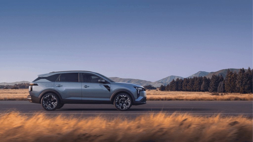 Med en markfrigång på upp till 20 centimeter tvekar Striker inte för lite tuffare terräng. Samtidigt håller den slanka taklinjen nere luftmotståndet och gynnar bränsleekonomin. Foto: Dacia