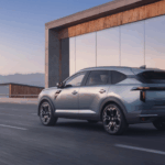 Dacia Striker kliver in i det populära C-segmentet som en helt ny typ av innovativ crossover. Formgivningen utmanar traditionella suv-koncept genom att hämta inspiration från tre olika biltyper. Foto: Dacia