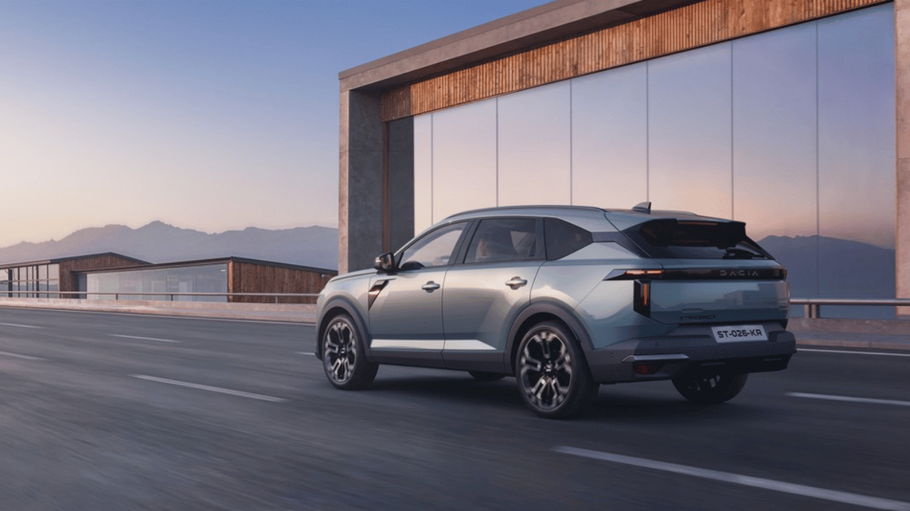 Dacia Striker kliver in i det populära C-segmentet som en helt ny typ av innovativ crossover. Formgivningen utmanar traditionella suv-koncept genom att hämta inspiration från tre olika biltyper. Foto: Dacia