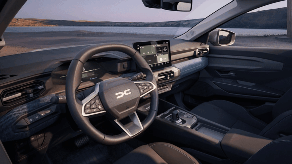 Den horisontella instrumentpanelen bidrar till en modern och luftig atmosfär i kupén. Funktionerna är smart organiserade i tre nivåer för ett optimalt handhavande under körning. Foto: Dacia