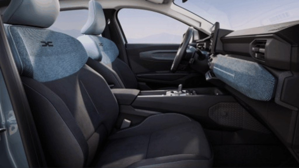 Kupén rymmer fem personer med god komfort och kan utrustas med ett stort panoramaglastak. Dacia har dessutom lagt extra krut på ljudisoleringen för att minimera vägbullret. Foto: Dacia