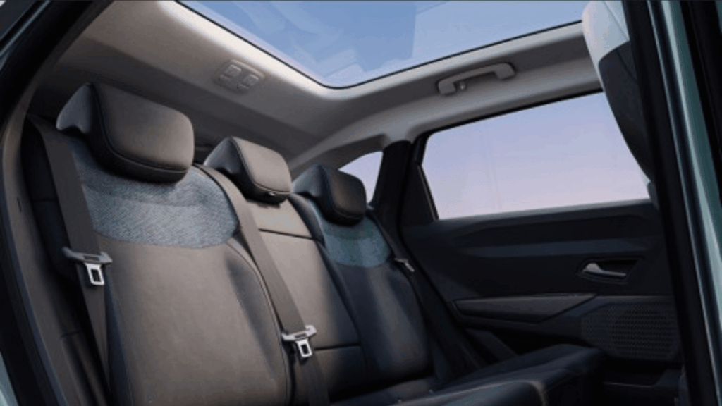 Med en bagagevolym på hela 600 liter erbjuder nya Striker ett av klassens rymligaste lastutrymmen. Den eldrivna bakluckan kan enkelt öppnas handsfree när händerna är fulla. Foto: Dacia