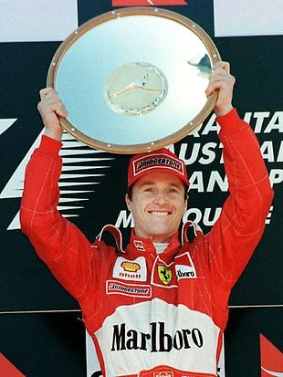 Eddie Irvine efter 1999 Australian Grand Prix. Foto: Franmarjos, Wikimedia