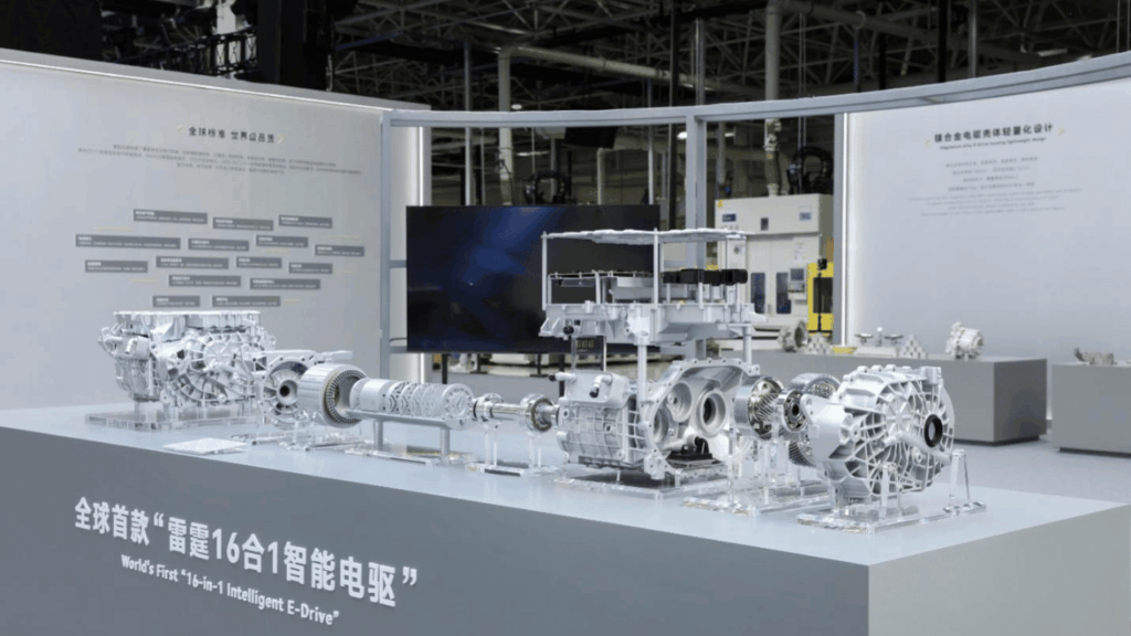 Världspremiär för Geelys nya kompakta 800-voltssystem på utställningsgolvet. Den högintegrerade drivlinan ska göra debut i den kommande elektriska sedanen Geely TT. Foto: Geely