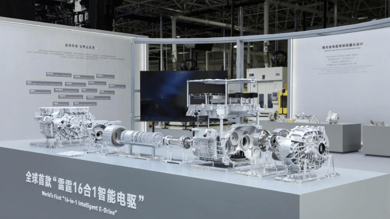 Världspremiär för Geelys nya kompakta 800-voltssystem på utställningsgolvet. Den högintegrerade drivlinan ska göra debut i den kommande elektriska sedanen Geely TT. Foto: Geely