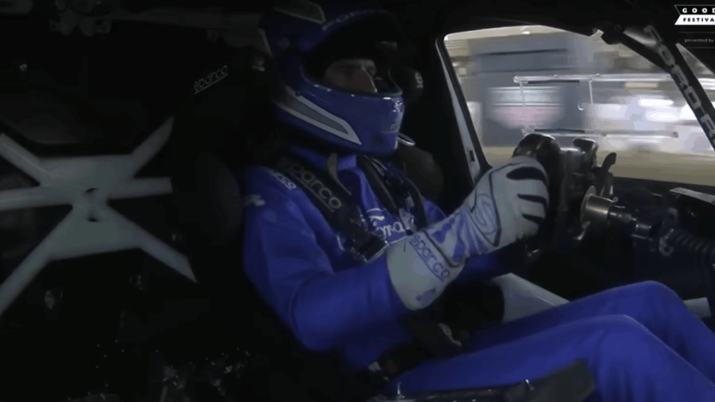 Romain Dumas bakom ratten på väg mot ännu en seger i den prestigefyllda backtävlingen under Goodwood Festival of Speed. Foto: Goodwood Road & Racing