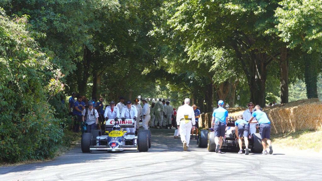 Damon Hill i en Williams FW11 på väg att köra upp för backen på Goodwood Festival of Speed 2026.