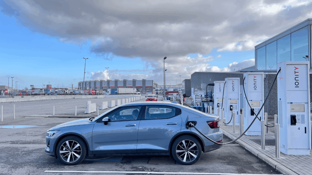 Sverige och övriga Europa (utom Malta) håller tempot i laddboomen. Den publika infrastrukturen växer snabbare än elbilsflottan, vilket tryggar framtidens långresor. Foto: Canva