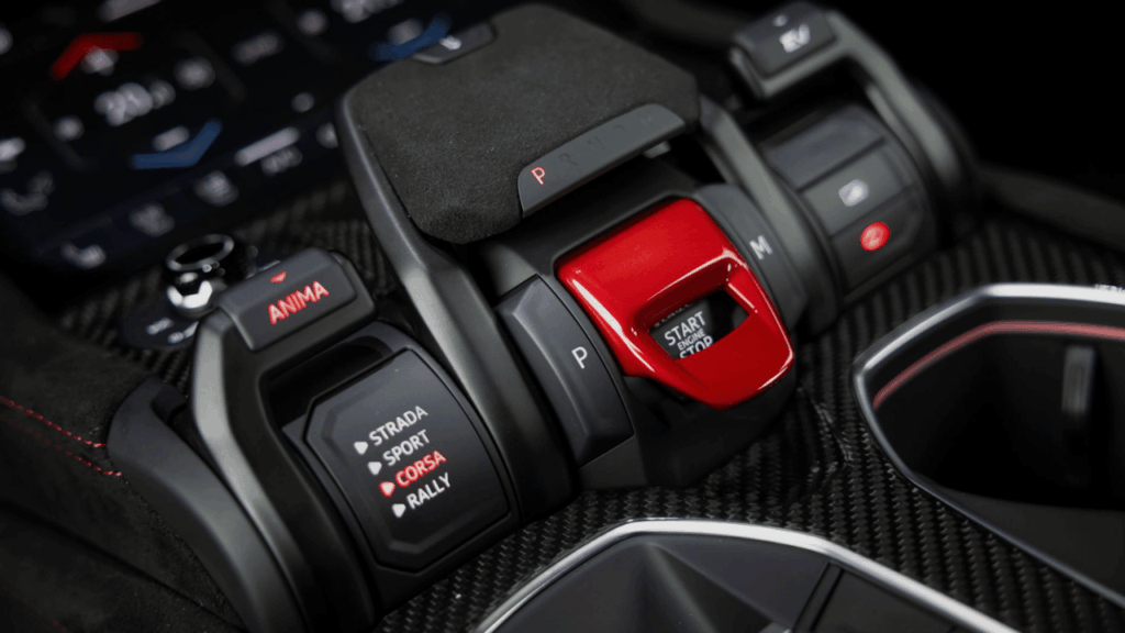 Det uppdaterade infotainmentsystemet har en 12,3-tums pekskärm med ny grafik och ett dedikerat telemetrisystem för banracing. Foto: Lamborghini