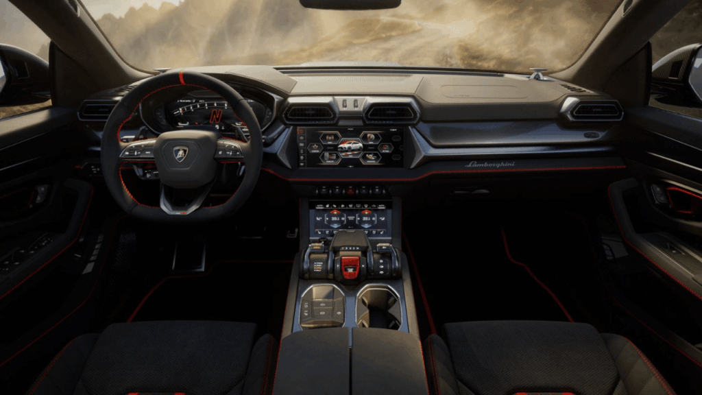 Kabinen är klädd i det hållbara mikrofibermaterialet CorsaTex för att spara vikt, kompletterat med kontrasterande detaljer i rött och kolfiber. Foto: Lamborghini