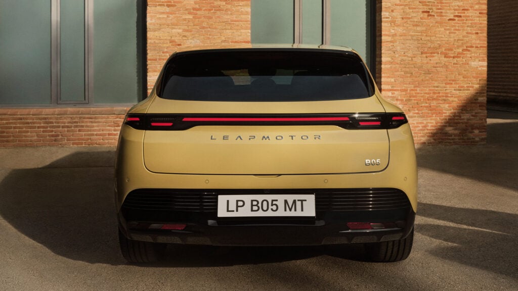 Gul Leapmotor B05 bakifrån.